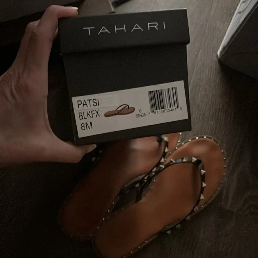 Tahari leather flip flops with gold studs - sz 9
